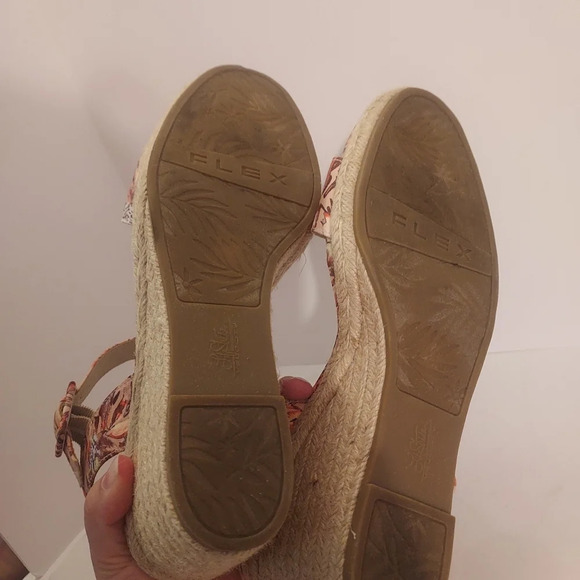 Lifestride Velocity with Memory Foam Floral Blush Tango Wedges in Size 11 - Picture 10 of 11